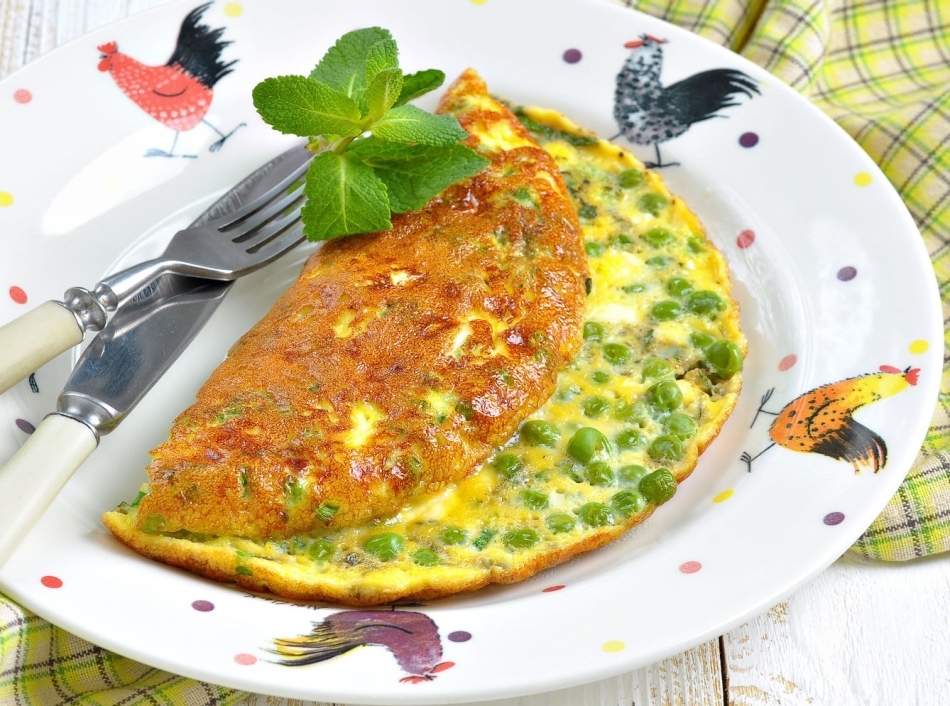 Hoe maak je een heerlijke omelet met groenten klaar? Heerlijke omelet voor het ontbijt met tomaten, spinazie, bloemkool, broccoli, courgette, aardappelen: ingrediënten, recepten, foto's