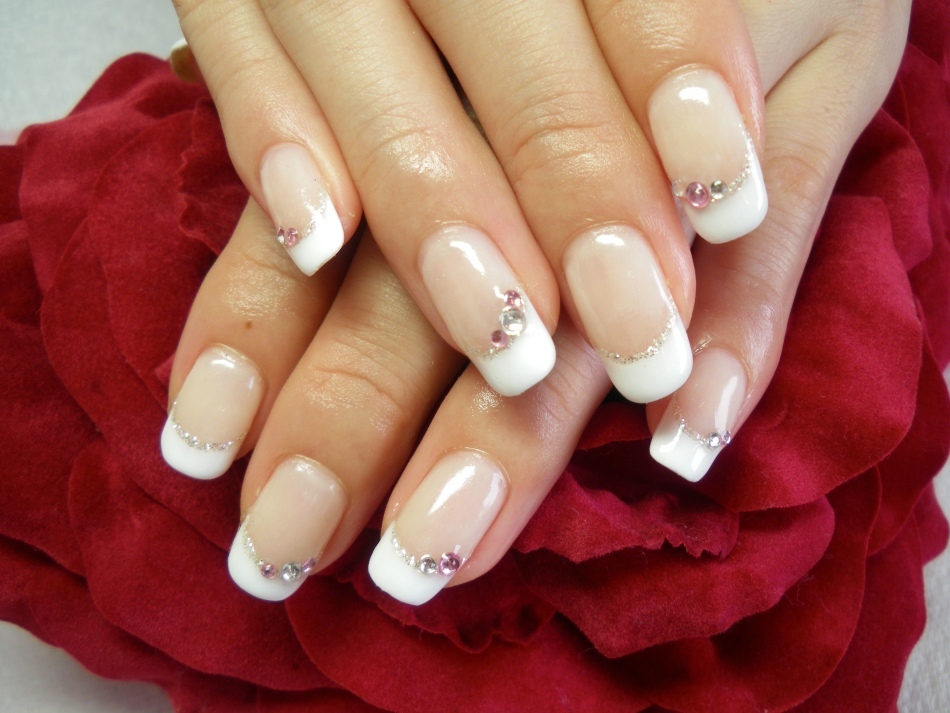 Manicure de casamento elegante 2016. Projeto de unha branca. Unhas de casamento - manicure da noiva