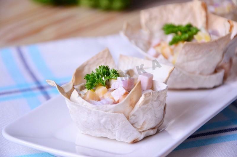 Home snackbars tartlets gemaakt van pita brood gevuld met warme en koude zonder mallen: recepten met foto's. Tartas van pitabroodje tot de feesttafel: recepten van vullers, vulling