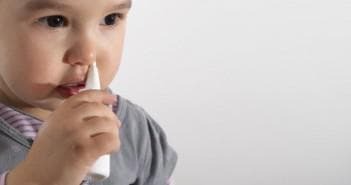 ein Kind mit einem Nasenspray begraben