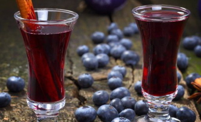 Hoe maak je bosbessen zelfgemaakte wijn, sterke drank, wodka tinctuur: de beste recepten