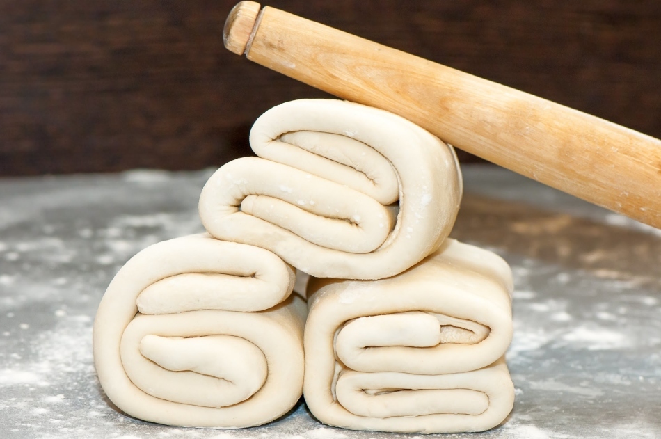 De beste recepten van Franse broodjes met kaneel, rozijnen, chocolade, zure room, kwark en vla. Hoe Franse broodjes macaroni bereiden, gutsen, brioche, "Sinabon", kaas?