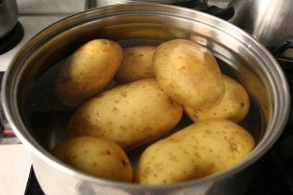 kokta potatis för uppvärmning av näsan i näsan