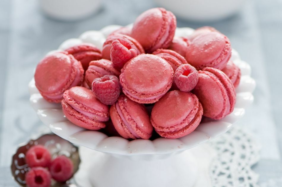 Hoe maak je koekjes en pasta bitterkoekjes thuis, chocolade, kokosnoot, munt? Het recept voor vullingen voor bitterkoekjes karamel, pistache citroen, bessen, mascarpone