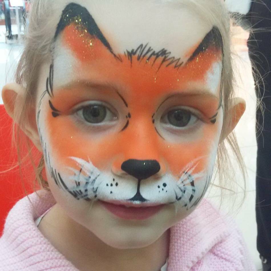 Wie zeichne ein Schnauzenfuchs-Aquagrim auf dem Gesicht des Kindes in Stufen für Anfänger? Zeichnungen auf dem Gesicht mit Farben für Mädchen: Make-upfüchse