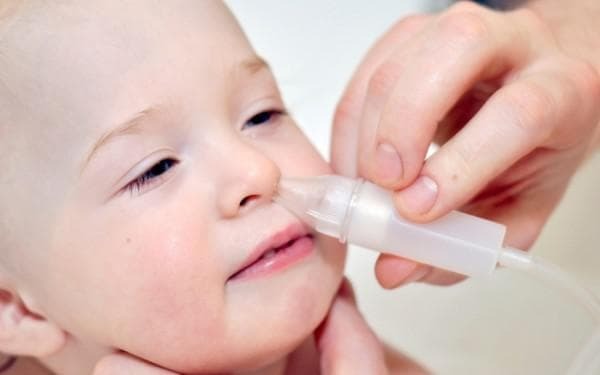 Eliminatie van oedeem met oplossingen van rhinitis saline bij kinderen