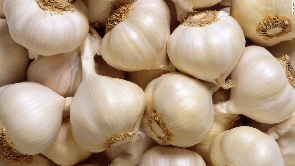 Hoe snel en gemakkelijk knoflook van schalen en kafjes thuis schoon te maken: manieren, lifaki, trucjes, video. Hoe snel veel knoflook, knoflook in een pot, jonge knoflook gedurende 10 seconden te reinigen?