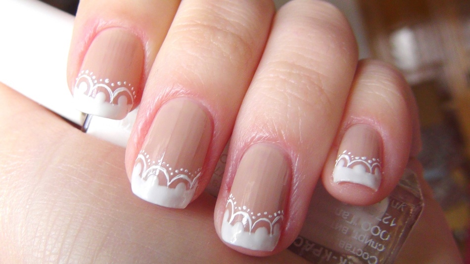 Nails - uma bela jaqueta francesa branca: as opções de design de moda da manicure francesa. Jaqueta branca e elegante com um padrão: com ouro, prata, flores, padrão, strass, pedras, rendas