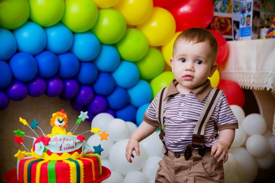 Gefeliciteerd met de eerste verjaardag van 1 jaar jongen, meisje, ouders in coupletten, proza, in hun eigen woorden, sms