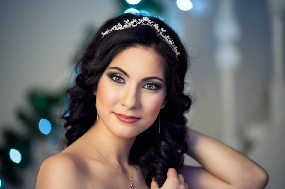Wedding makeup for brunette with green eyes.