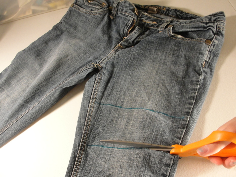 Hoe jeans onder shorts knippen voor dames en heren? Hoe jeans modieuze shorts te maken met een mal en gescheurd?