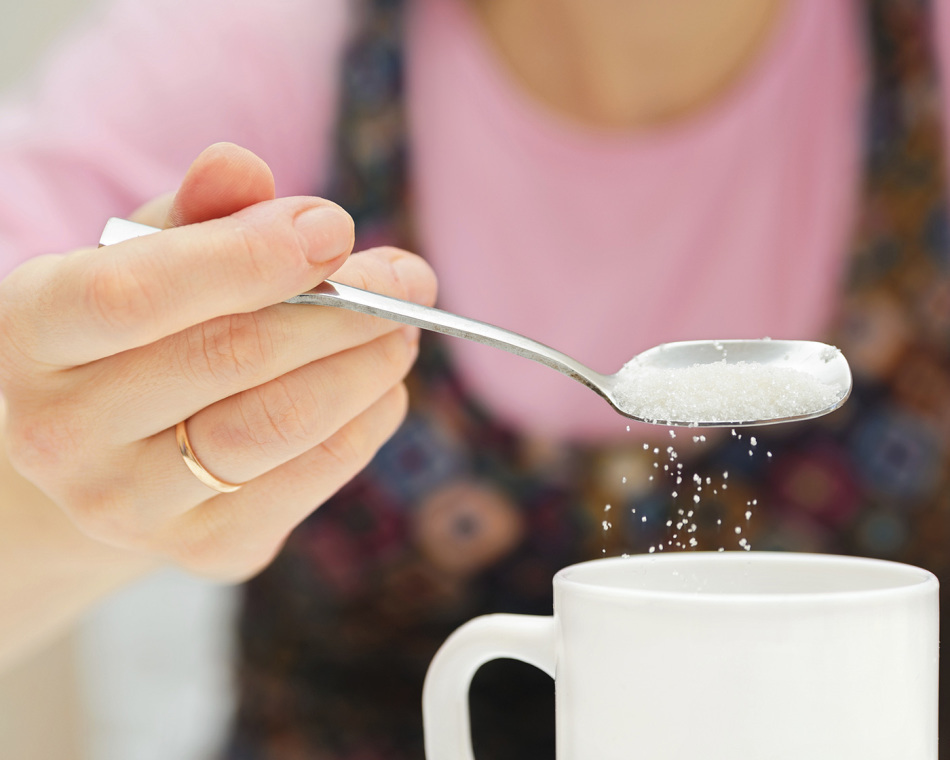 Tabel met keukenmaatregelen, gewichten en volumes van producten in grammen, lepels, milliliters voor bulk- en vloeibare producten. Hoeveel gram en milliliters in één eetkamer en een theelepeltje en een gefacetteerd glas?