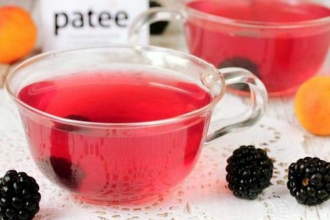 Kami menyiapkan vitamin kompot dari blackberry dengan berbagai cara