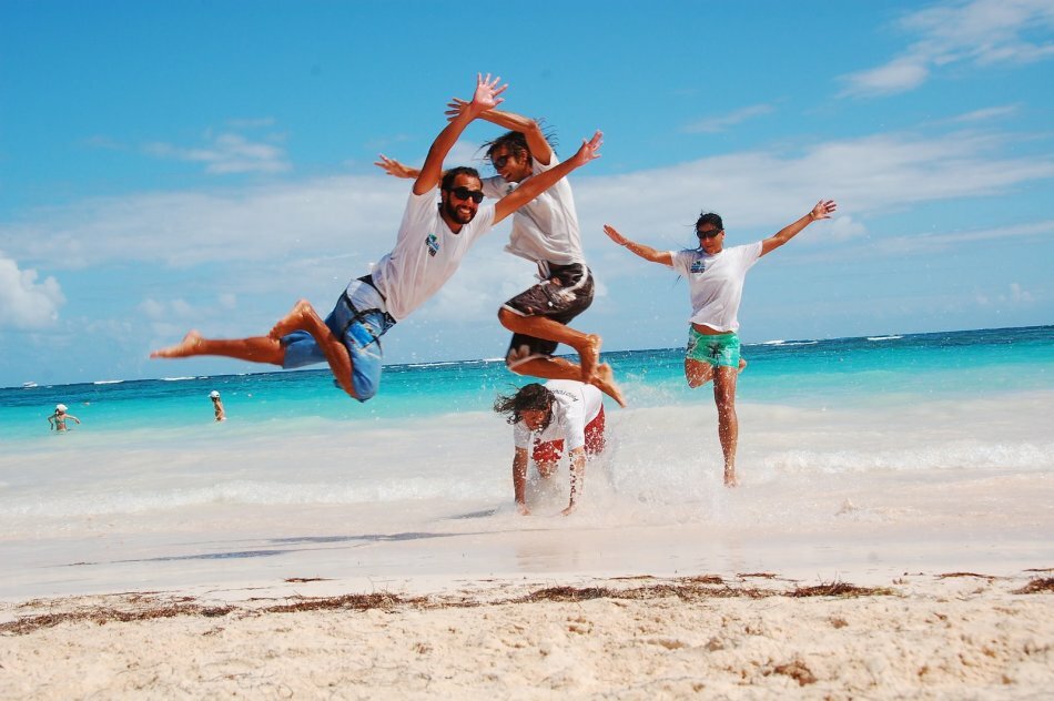 Ontspan met vrienden. Een gezelschap vrienden op vakantie - vissen, baden