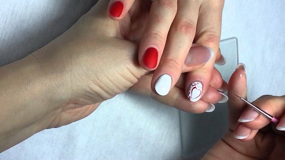 Monograma nas unhas. Como desenhar monogramas lindamente simples, de veludo, preto e branco nas unhas: técnicas de desenho para monogramas nas unhas passo a passo para iniciantes