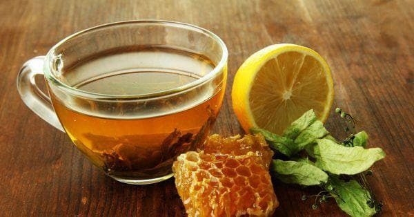 Zitrone mit Tee für Erkältungen