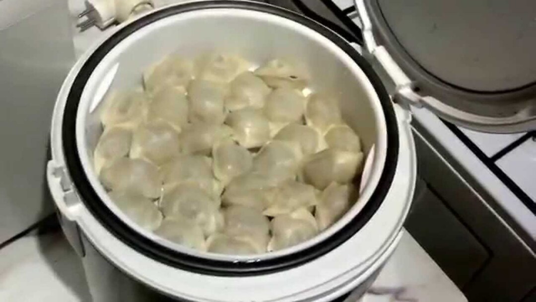 Hoeveel en hoe kook je knoedels in een pan, magnetron, multivark? Hoeveel te koken gekocht en zelfgemaakte verse en bevroren dumplings na kokend water, na opstijgen, gestoomd?