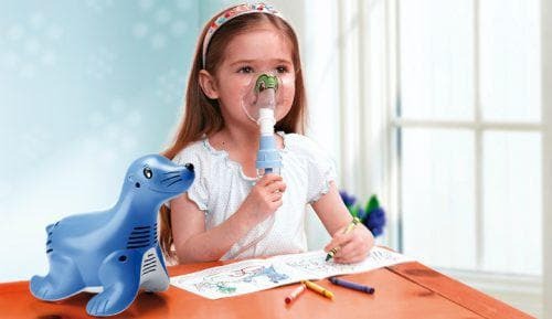 uso de um nebulizador por uma criança