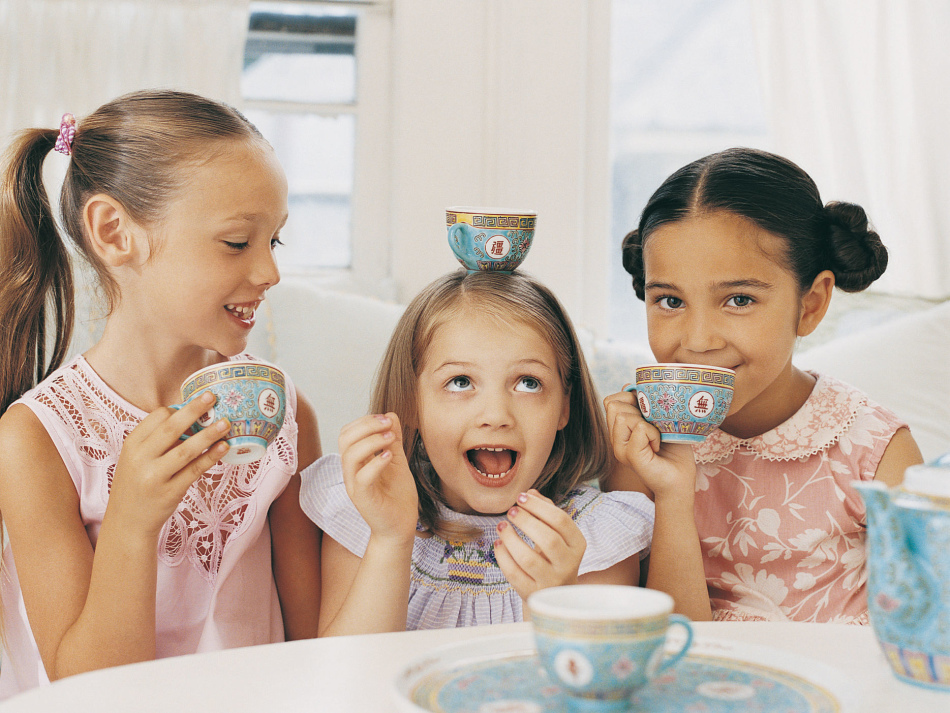 Regels van etiquette voor kinderen: op een feest, aan een tafel, in het gezin, op school, in het theater, op straat, op openbare plaatsen. Vanaf welke leeftijd moet men beginnen met het leren van spraaketiquette, telefoon, regels van goede orde, communicatie, beleefdheid?