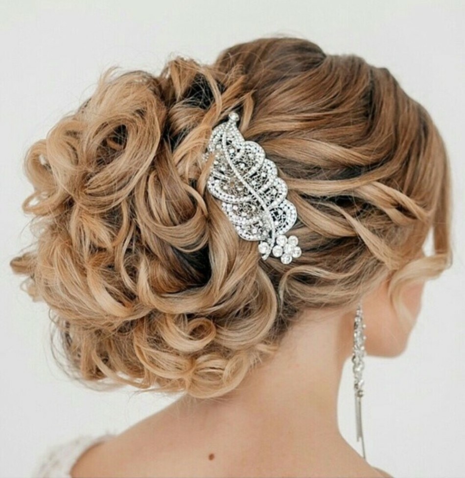 Penteados para um casamento para a noiva. Penteados de casamento com véu e com diadema. Foto de penteados com franja