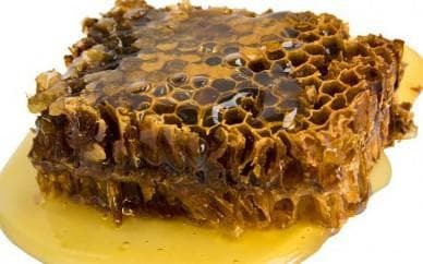 propolis als een toevoeging aan melk van een hoest