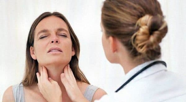 How to properly treat pharyngitis at home: advice of doctors and folk methods