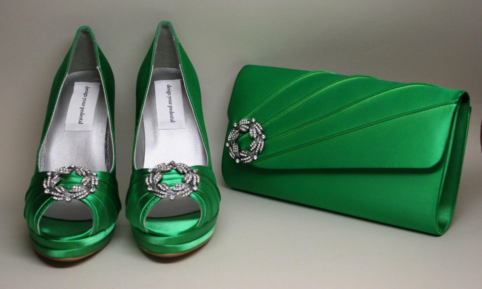 Emerald shoes combined with dress of the same color.