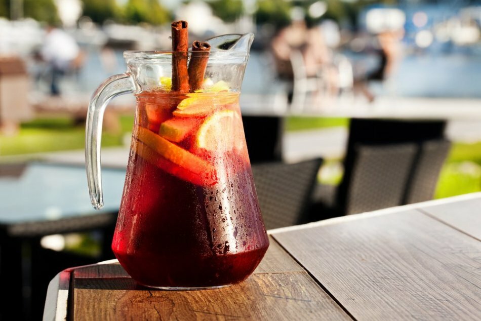 Drink sangria thuis: recepten met foto's. Hoe kook je sangria klassiek, sprankelend, fruit, wit, rood, heet, Spaans, niet-alcoholisch?