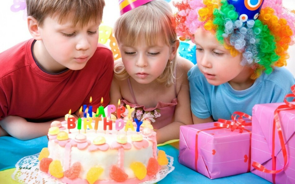 Een gelukkige verjaardag voor een kind van 5 - 10 jaar thuis. Home kinderverjaardag: organisatie en gedrag. Feesttafel voor kinderen