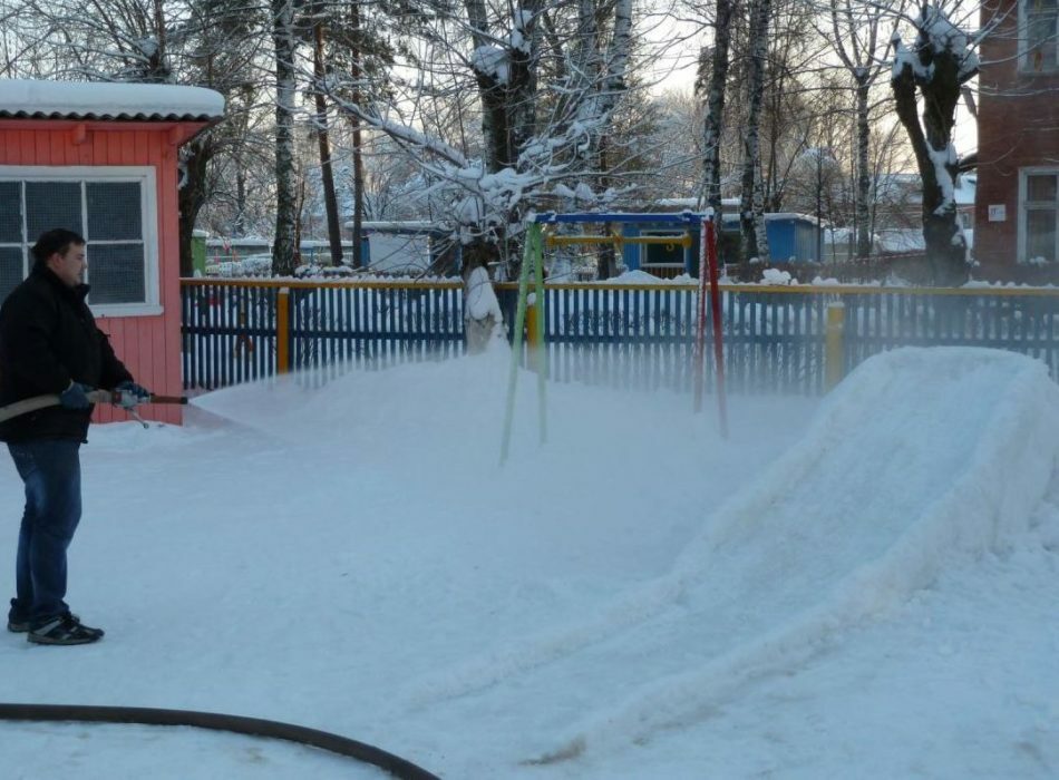 Как залить горку. Заливаем горку из снега. Заливка горки из снега. Заливаем горку зимой. Горка для детей залитая.