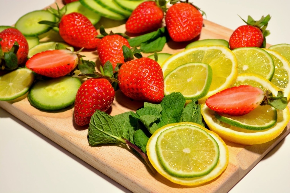 Strawberry untuk wajah dan rambut. Resep terbaik untuk masker rumah dari keriput untuk kulit berminyak dan kering dengan stroberi