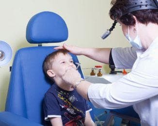 behandling av en krökt septum hos ett barn