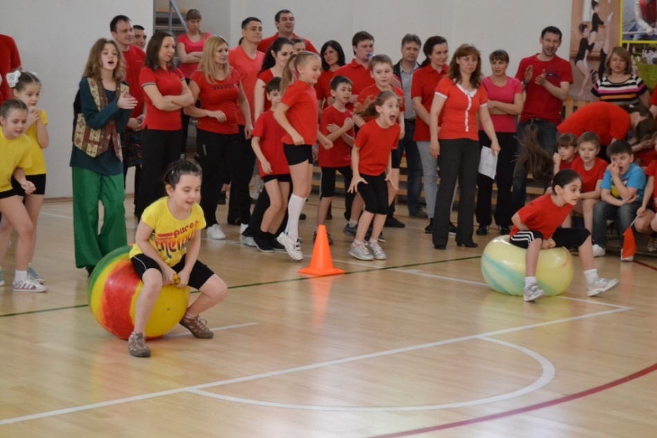 Een sportfestival voor kinderen op school. Scenario van sportfestival op school