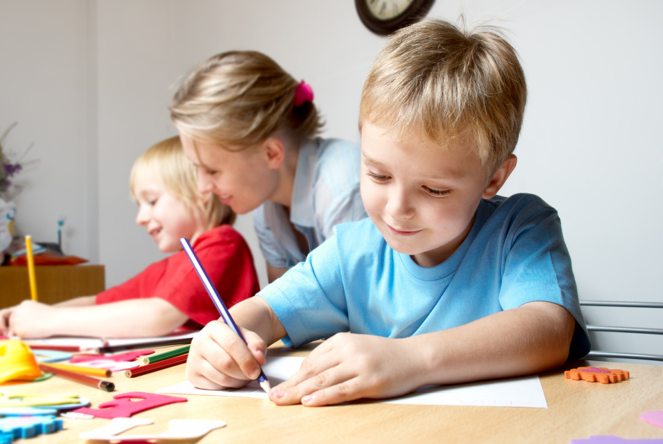 Wat heb je voor school van een eerste klas nodig? Concept van de bereidheid van het kind voor school