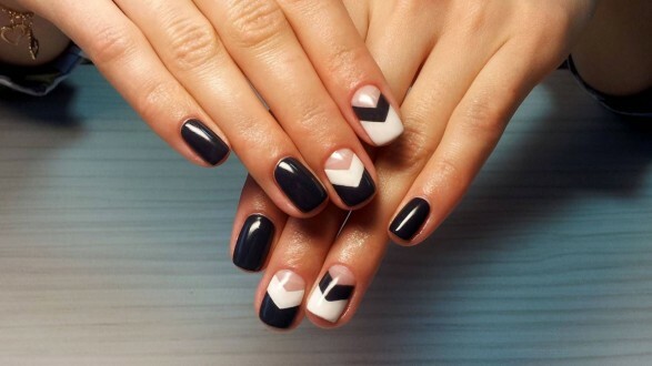 Sort og hvid manicure - enkel og spektakulær