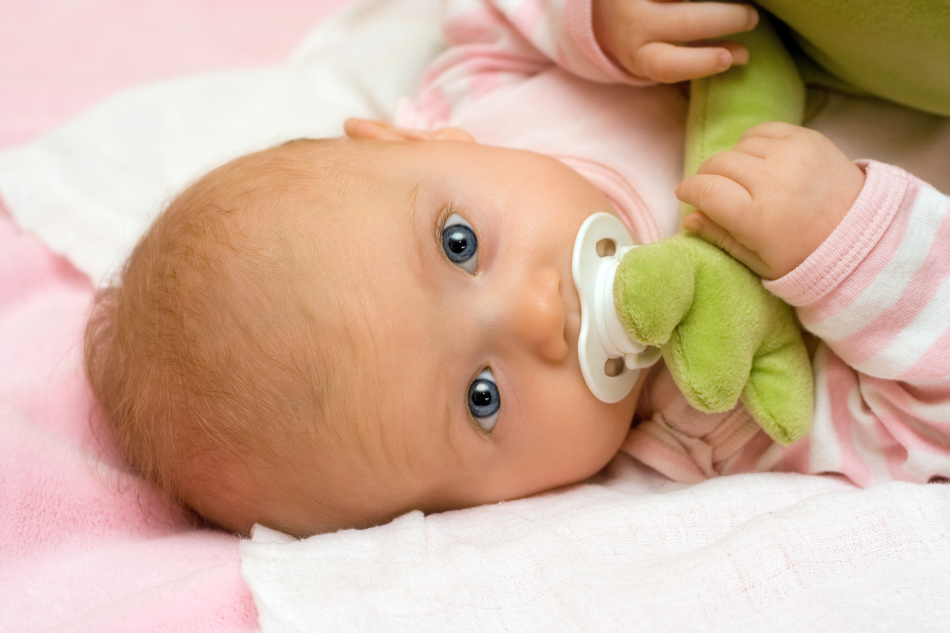 Hoe leer je een kind aan de tepel? Wanneer en hoe kan de baby uit de tepel worden gespeend? Voordeel en schade aan de tepelfopspeen