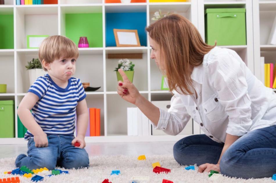 Waarom verslaat de baby haar moeder? Wat moet ik doen als een klein kind mijn moeder verslaat?