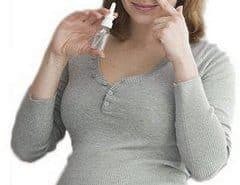 uso di uno spray nasale di una donna incinta