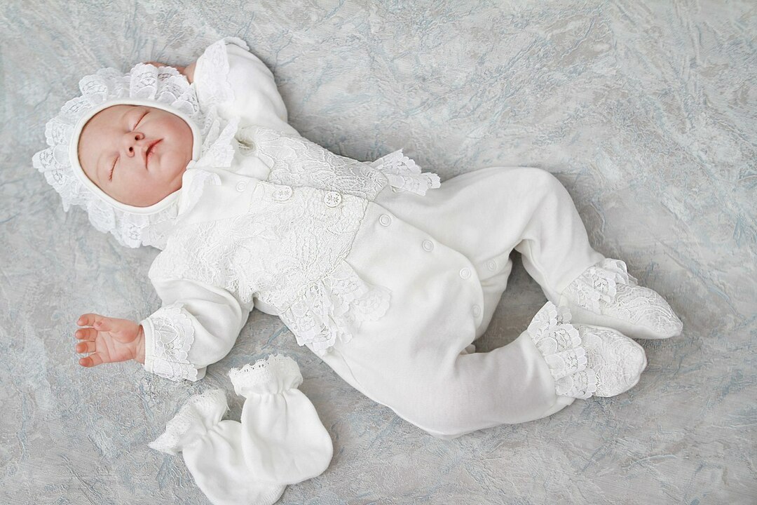 Wat moet je kopen voor een pasgeboren baby thuis, in een wandelwagen, een wieg? Lijst met noodzakelijke dingen voor een pasgeborene