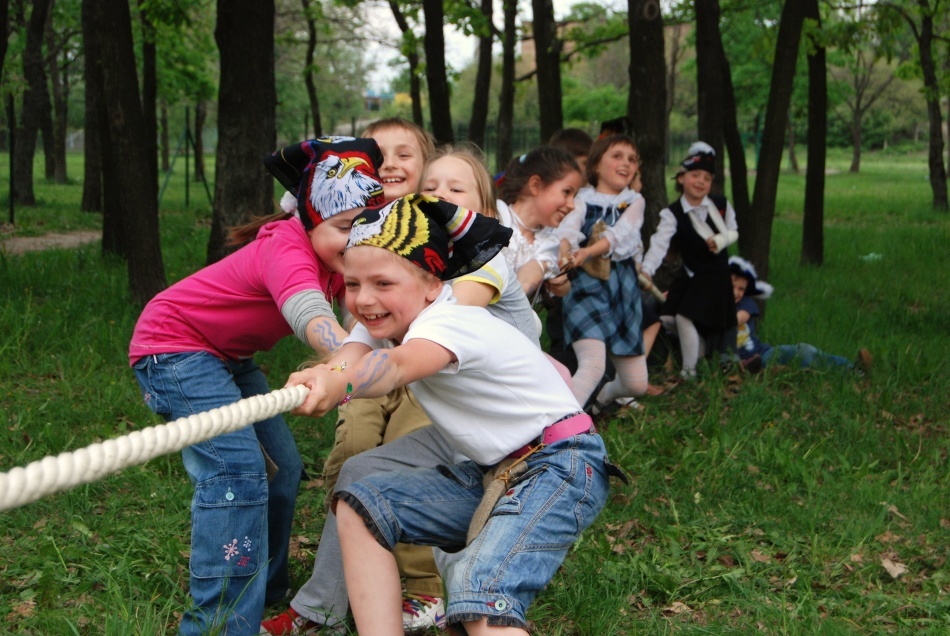 Vakantie van sportfamilies. Gezamenlijke vakanties van ouders en kinderen. Scenario's, sportwedstrijden, wedstrijden, estafettewedstrijden