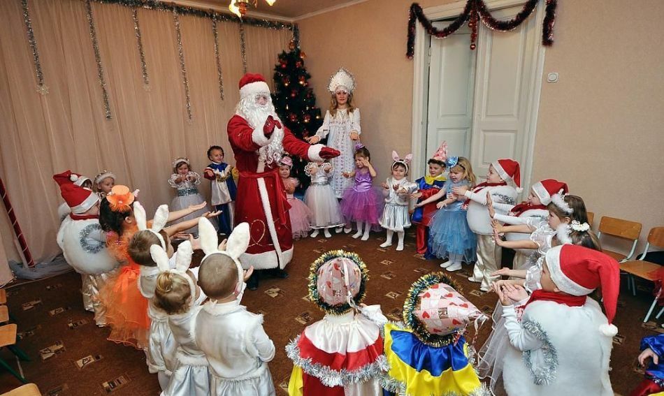 Scenario matinee for the New Year in the kindergarten for the middle group in the form of a fairy tale. Contests, songs, poems, dances, games, riddles scenes for the New Year party in the middle group of the kindergarten