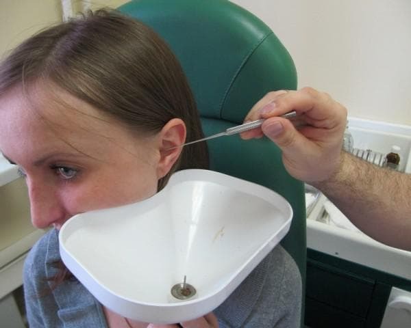 A dry way to remove sulfur from the ears