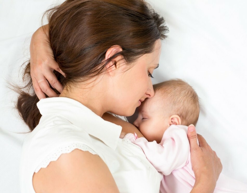 Kan ik tijdens het geven van borstvoeding wijn of champagne drinken? Hoeveel wordt champagne uit de moedermelk gehaald en kan je je baby voeden?