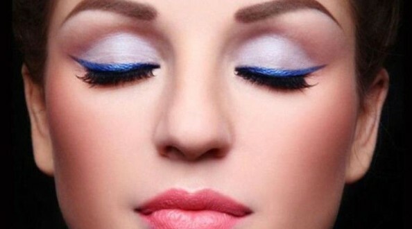 Make-up onder de blauwe jurk