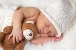 O que fazer se um recém-nascido geralmente espirrar