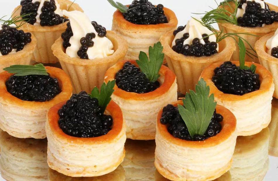 Heerlijke tartlets canapes met viskaviaar voor een feestelijk buffet: recepten met een foto. Taartjes met viskaviaar naar de feesttafel: recepten van de vulling