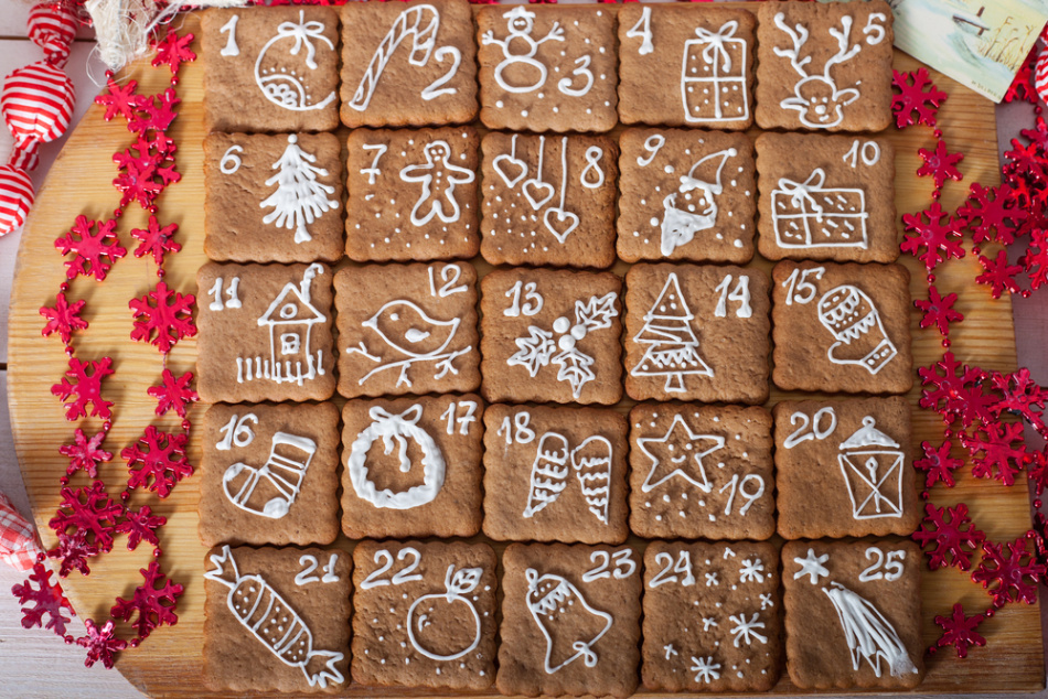 De beste recepten voor een vakantiecookie voor het nieuwe jaar met een foto. Hoe een nieuwjaarscookie bereiden met voorspellingen en wensen, hoe decoreren?