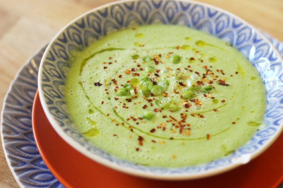 How to cook cold soup gazpacho at home? How is traditionally served gazpacho soup?