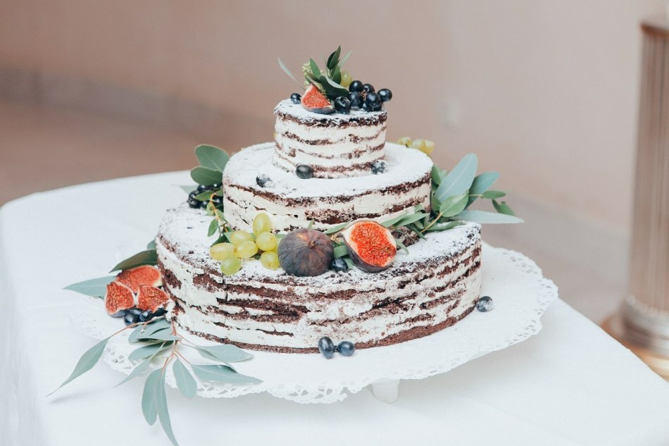 Forma e tipos de bolos de casamento. Como decorar um bolo de casamento com figurinhas, frutas, chocolate e flores frescas?