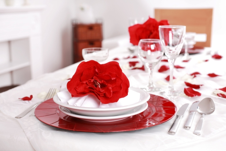 Een feestelijk diner voor Valentijnsdag 2017.Decoratie van tafel en gerechten